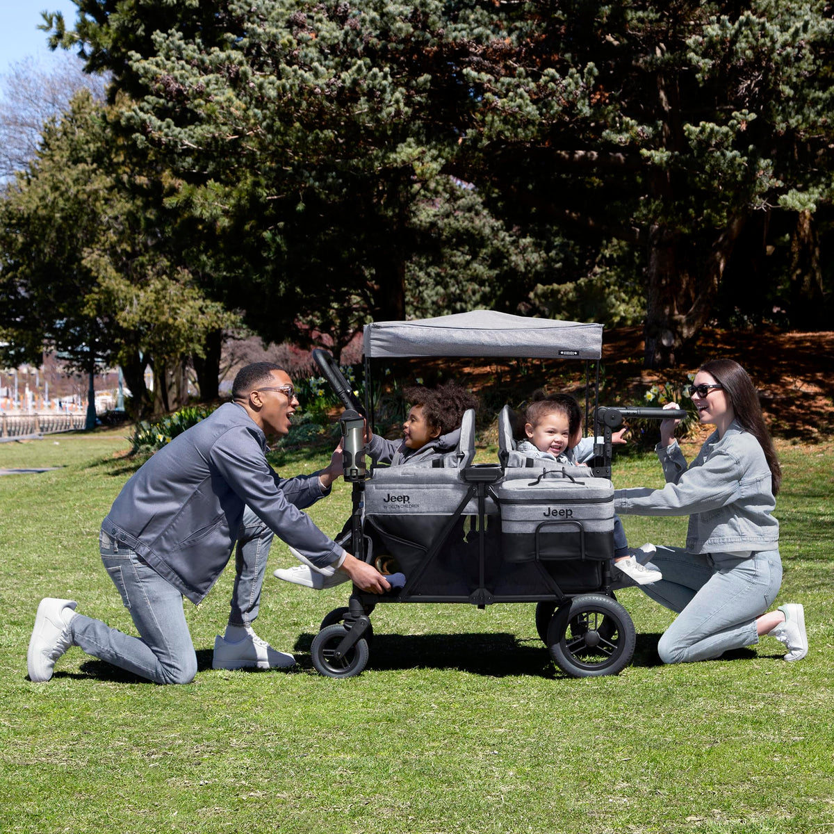 Jeep Wrangler Deluxe 4 Seater Stroller Wagon by Delta Children - Product image 9